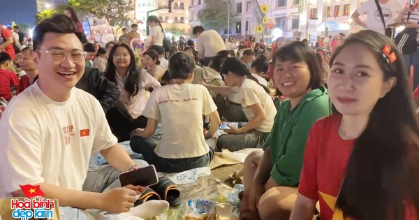 Giới trẻ rủ nhau mua bạt 10k/tấm, mang đồ ăn sẵn từ nhà để "cắm trại" chờ xem pháo hoa, trình diễn drone tối nay