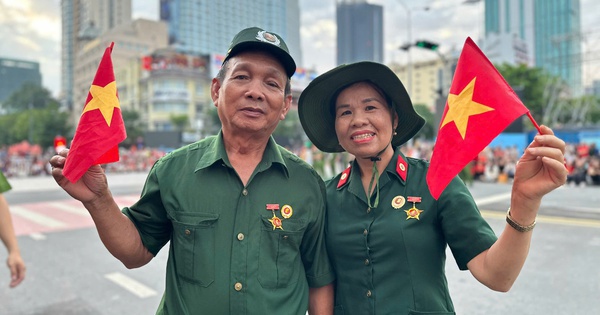 Hình ảnh xúc động của hàng ngàn người chờ xem tổng duyệt Đại lễ 30-4