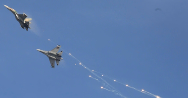 Trực thăng kéo cờ, tiêm kích Su30-MK2 thả bẫy nhiệt trên bầu trời TP.HCM