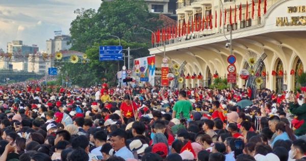 Người dân mạnh tay chi chục triệu ở khách sạn xem diễu binh, đại bác