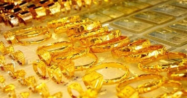 Sáng 28/4, doanh nghiệp giảm giá mua vào vàng nhẫn, vàng SJC nửa triệu đồng mỗi lượng