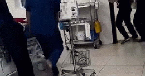 Bị người nhà tấn công, miệt thị, các bác sĩ vẫn nỗ lực cấp cứu bệnh nhân sốc phản vệ: 3 phút căng thẳng