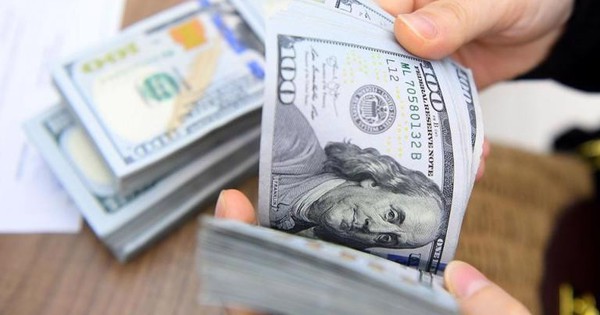 Ngày 29/4: Ngân hàng Nhà nước giảm tỷ giá USD, giá đô la tự do tiến gần mức 26.500 đồng