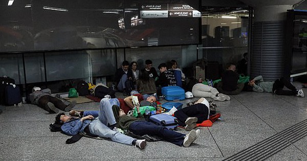 Chùm ảnh hàng loạt thành phố lớn ở châu Âu tê liệt vì mất điện "chưa từng có”: Giao thông hỗn loạn, sân bay ngừng hoạt động, dịch vụ điện thoại và ATM “chết đứng”