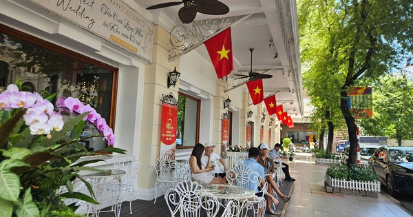 Nhiều gia đình ở TP HCM "chơi lớn", thuê khách sạn xem diễu binh, diễu hành lễ 30-4