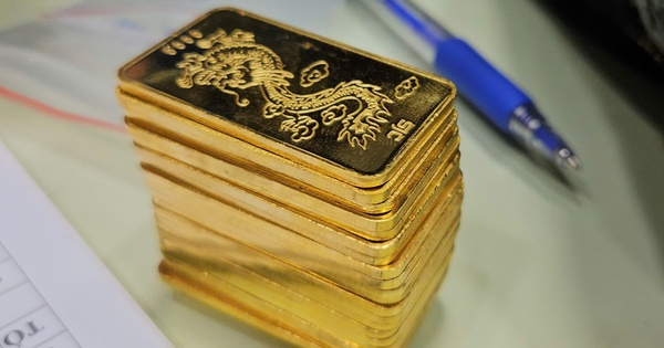Giá vàng miếng SJC và vàng nhẫn "diễn biến lạ" so với giá vàng thế giới