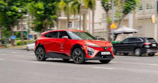 Chiến lược "có 1-0-2" của tỷ phú Phạm Nhật Vượng: Đăng ký lái thử online, VinFast giao xe tận nhà