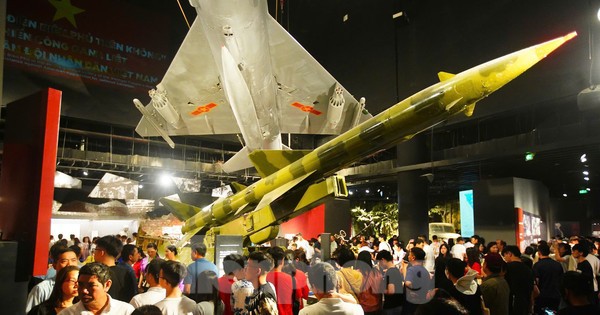 Hàng nghìn người đổ về Bảo tàng Lịch sử Quân sự Việt Nam trong ngày đại lễ 30/4