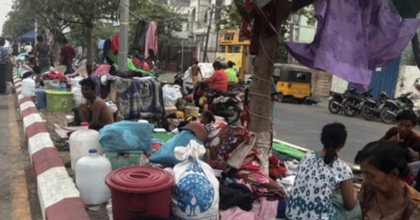 Người dân Myanmar nằm ‘la liệt’ hai bên lề đường, thiếu thực phẩm và nước uống