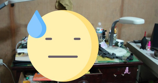 Bức ảnh chụp góc học tập của một nữ sinh trung học để lộ chi tiết gây rùng mình