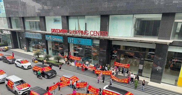 Dân chung cư Hà Nội dàn ô tô băng rôn đòi "sổ đỏ"