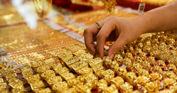 Giá vàng trong nước ngày 5/4 lao dốc không phanh, giá mua vào chỉ còn hơn 96 triệu đồng/lượng