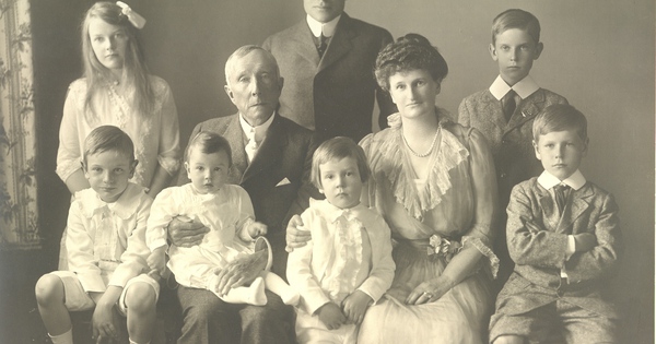 "Vua dầu mỏ" Rockefeller dạy con 5 điều: Toàn những thứ đơn giản nhưng giúp gia tộc giàu ‘‘nứt đố đổ vách’’, không phải cha mẹ nào cũng biết