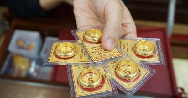 Kiểm tra vàng tận tay, giao dịch trực tiếp, nhưng chuyển khoản xong xuôi lại không thể mang vàng về vì người bán báo: "Chưa nhận được tiền"