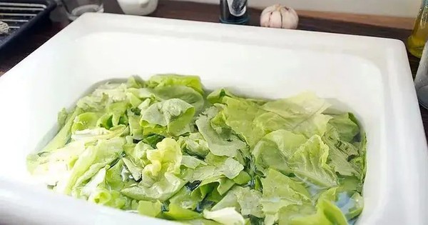 1 người rửa rau, cả nhà mắc bệnh: 60% người Việt đang làm sai cách