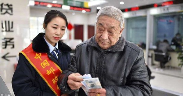 Chi hơn 28 tỷ đồng mua 29 gói bảo hiểm suốt 9 năm, cặp vợ chồng về hưu gánh nợ hơn 13 tỷ đồng, cho biết: "Chúng tôi đã bị lừa"