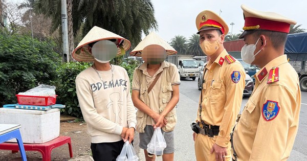 Hà Nội: Xử lý nhiều người bán đồ ăn uống cho tài xế ô tô dừng đèn đỏ