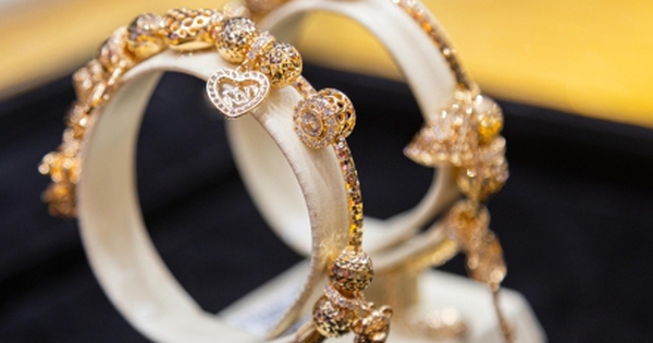 Giá vàng hôm nay 10/4: Tăng dựng ngược 100 USD/ounce, sắp lấy lại mốc 3.100 USD