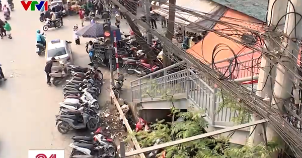 Chợ cóc, bãi giữ xe trái phép bủa vây cầu đi bộ ở Hà Nội