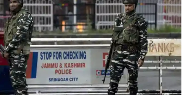 Ấn Độ khẩn cấp đóng cửa 32 sân bay; Pakistan tuyên bố tình trạng chiến tranh