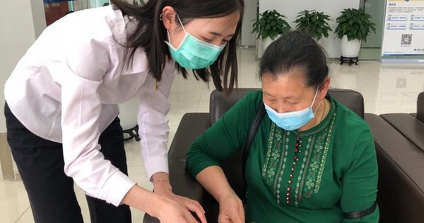 Đầu tư 4 hợp đồng bảo hiểm cho con, nhưng khi con mắc bệnh khó chữa, tất cả đều từ chối chi trả khoản bồi thường gần 2,7 tỷ đồng vì 1 điều khoản này