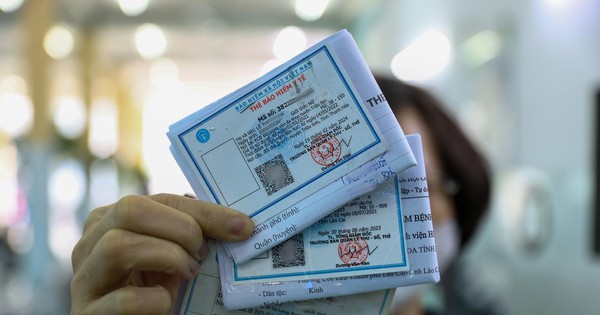 Chưa đầy 1 tháng nữa sẽ dừng cấp thẻ BHYT giấy, người dân cần làm gì để đảm bảo quyền lợi?