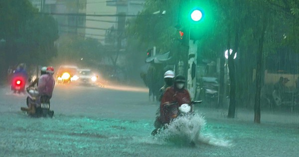 Thành phố Đồng Hới nằm ven sông, sát biển nhưng... "hễ mưa là ngập"