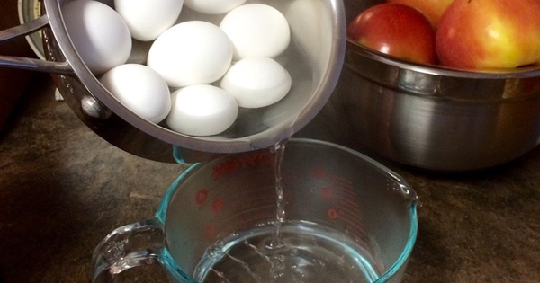 Nước luộc trứng tưởng vô dụng hóa ra là báu vật: Từ kích thích mọc tóc con tới đuổi “mầm bệnh” trong bếp