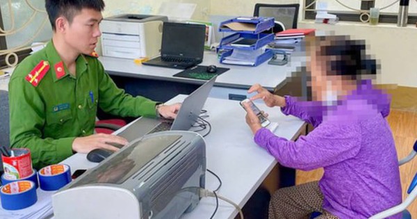 Trên đường ra ngân hàng, cụ bà 77 tuổi ghé vào trụ sở Công an xin tư vấn, nhờ đó thoát bẫy lừa đảo tinh vi