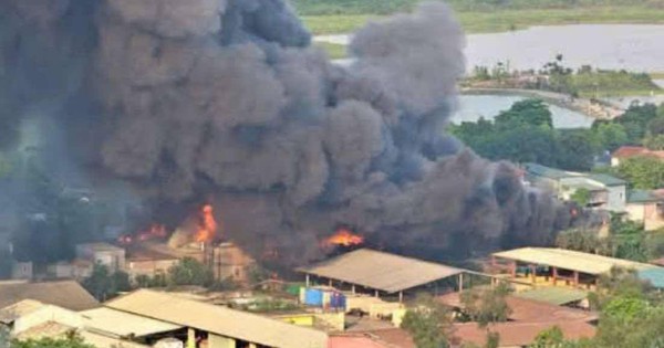 Cháy dữ dội kho xưởng ở Hà Nội, cột khói bốc cao hàng chục mét