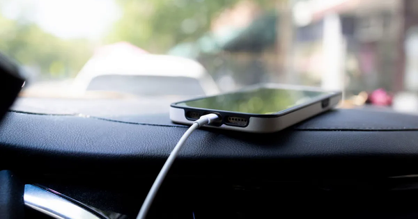 Sạc pin smartphone trên ô tô liệu có thực sự an toàn?