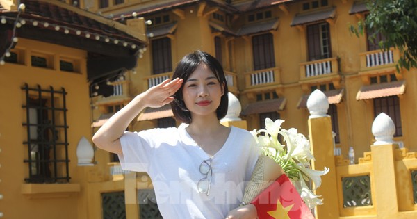 Khách nước ngoài ngưỡng mộ cách người Việt mừng 50 năm đất nước thống nhất