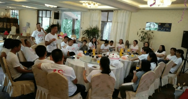 Đi họp lớp, tôi bắt xe buýt đến, còn các bạn lái BMW, Mercedes: Về đến nhà, tôi đơ người vì 1 dòng tin nhắn cả đời không thể quên