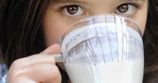 Cho trẻ uống sữa: 3 điều cha mẹ cần biết để con không bị thiếu máu, thiếu chất, ảnh hưởng đường ruột