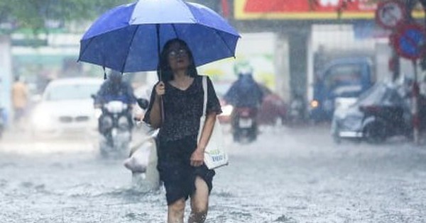 Hà Nội mưa lớn, nguy cơ ngập úng tại gần 100 điểm, tuyến phố