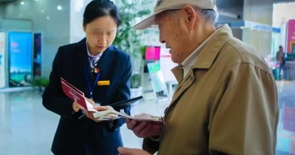 Ông cụ gửi hơn 720 triệu đồng vào tài khoản, 2 ngày sau số dư chỉ còn 0, ngân hàng khẳng định: “Lỗi là của ông”