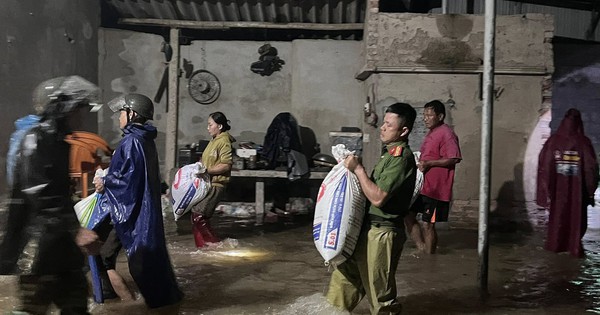 Nước lên nhanh, người dân Hà Tĩnh tất tả chạy lũ trong đêm