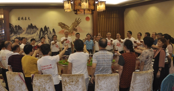 Đi họp lớp sau 20 năm, lớp trưởng âm thầm thanh toán hóa đơn rồi ra về, nửa đêm nhận được 35 triệu chuyển khoản mà bật khóc