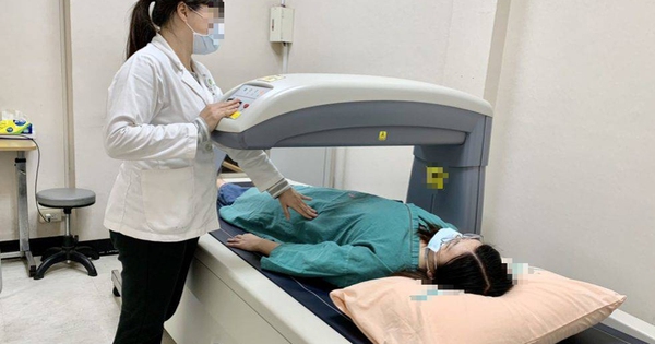 Người phụ nữ trở mình trên giường cũng gãy xương vì kiểu chống nắng hỏi 10 người thì 9 người tưởng tốt