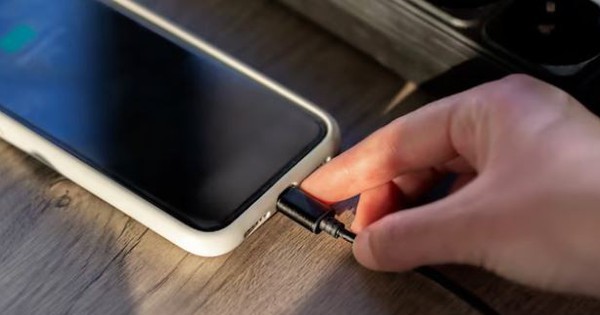 Mắc sai lầm này khi dùng sạc điện thoại, người đàn ông vô tình gây cháy nhà