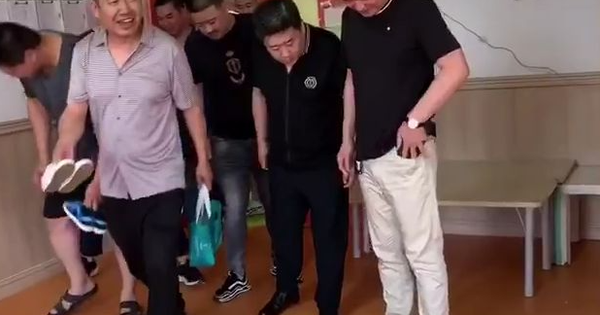 Đi họp phụ huynh cuối năm, tôi sững sờ trước 1 CẢNH TƯỢNG - Về nhà tôi lập tức thay đổi thái độ với con, nhận ra 4 BÀI HỌC trên hành trình làm cha mẹ