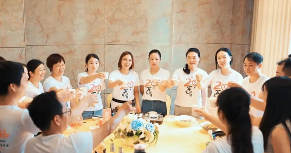 Ngạo nghễ đến họp lớp bằng Maybach, đại gia BĐS bị bạn nghèo ném tờ giấy cũ nát vào mặt: Bí mật 15 năm trước bị bóc trần!