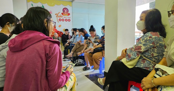 Nhiều người xếp hàng chờ mua vàng sau khi giá vàng miếng SJC, vàng nhẫn giảm