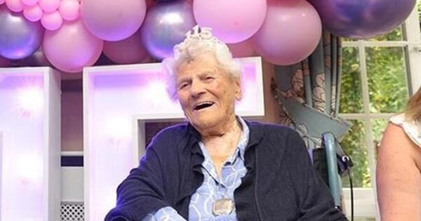 Người phụ nữ Anh 115 tuổi trở thành người già nhất thế giới, tin vào việc "không tranh cãi với người khác"