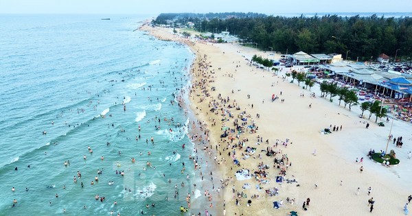 Bãi biển bị bão phá tan hoang nay đẹp không tưởng, đông nghịt du khách