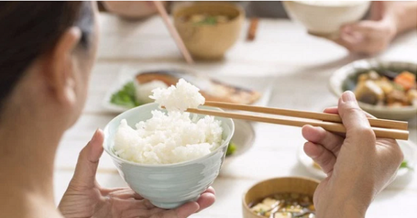 Thói quen đơn giản khi ăn được danh y Hoa Đà coi như bí quyết sống thọ, giúp "bách bệnh tiêu tan"