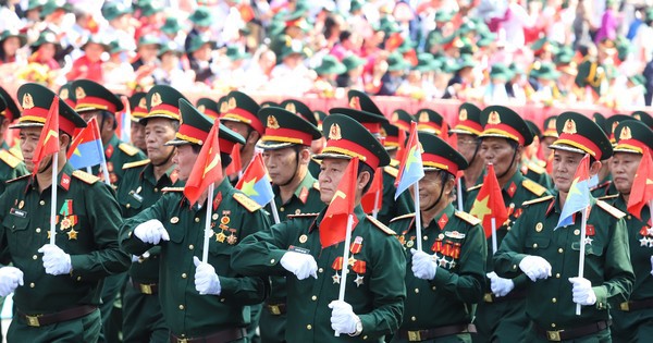 Khen thưởng 120 cựu chiến binh tham gia diễu hành Lễ kỷ niệm 50 năm thống nhất đất nước