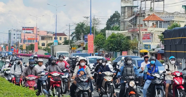 Hình ảnh người lao động lỉnh kỉnh đồ đạc trở lại Bình Dương trưa 4-5