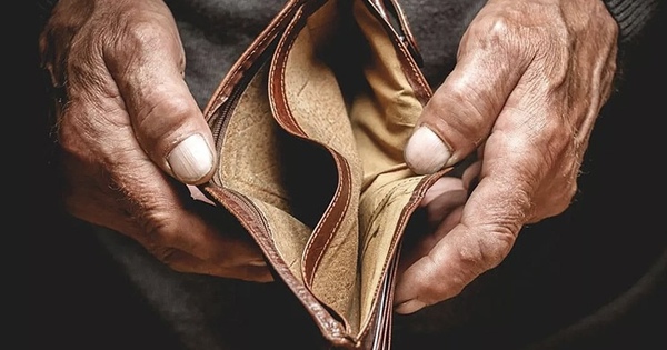 Nghiên cứu sâu về người nghèo, phát hiện ra: Người không xu dính túi, tương lai mờ mịt thường dắt túi 3 ‘gói nghèo’ này