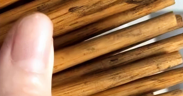 Bác sĩ đến chơi nhà, ngồi vào bàn ăn bỗng thét lên: "Sao lại dùng những đôi đũa này"